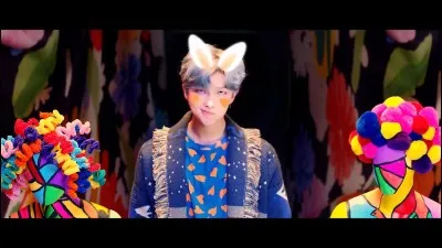 Quelle est la couleur des cheveux de V dans le clip ''Idol'' ?