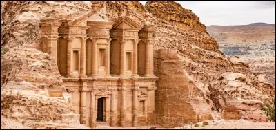 La très ancienne cité de Pétra se trouve en Syrie.