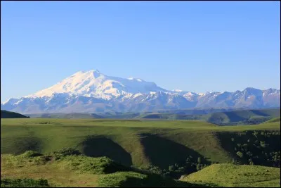 Rejoignez le nord du Caucase et vous contemplerez le mont Elbrouz.