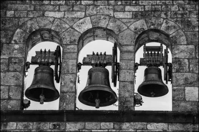 Dans la chanson "Les Trois Cloches", interprétée par Edith Piaf, qui naît, se marie et meurt ?