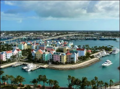 Cette ville insulaire, anciennement Charles Town, capitale des Bahamas, c'est :
