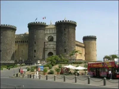 Cette grande ville italienne, bordée par mer Tyrrhénienne, c'est :
