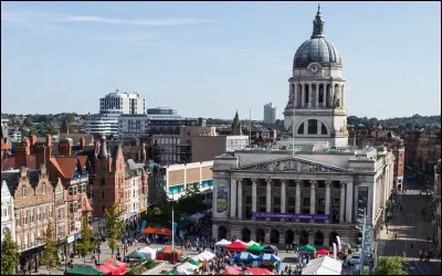 Cette ville anglaise de l'est des Midlands qui s'est développée autour d'un château fort et d'un bourg médiéval, aujourd'hui peuplée de 300 000 habitants, c'est :