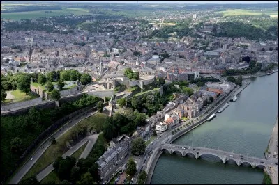 Cette ville belge, au confluent de la Sambre et de la Meuse, siège du parlement et du gouvernement de Wallonie, c'est :