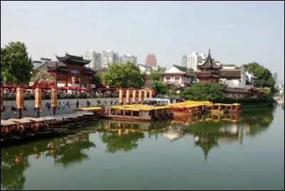 Cette ville chinoise, immédiatement en amont du delta du Yangzi Jiang, peuplée de 8 millions d'habitants, ancienne "capitale du sud", a joué un rôle considérable dans l'histoire du pays. C'est :
