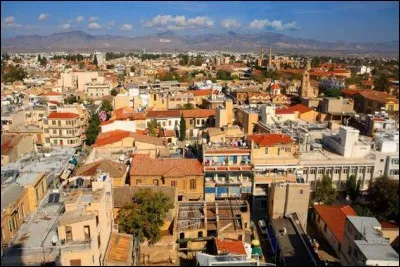 Cette ville méditerranéenne, capitale de Chypre, c'est :