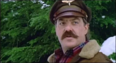 Comment s'appelle son ami, qui l'entraîne à chaque fois dans des aventures burlesques ?