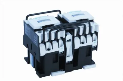 Qu'y a-t-il entre les deux contacteurs ?