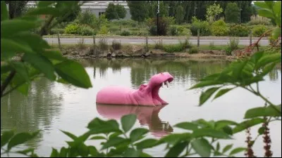 Tel un yaourt à la fraise, le lait des hippopotames est rose.