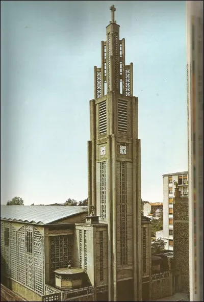 Dans quelle ville, Auguste Perret a-t-il construit cette église ?