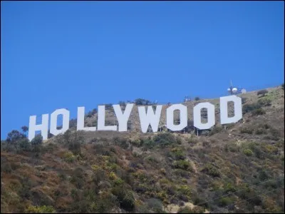 Dans quelle ville Californie se situe le panneau ''Hollywood" ?