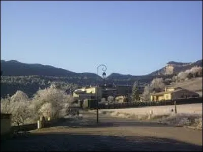 Petit village Drômois de 80 habitants, Montmaur-en-Diois se situe en région ...