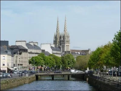Cette ville française, en Bretagne, traversée par l'Odet, c'est :
