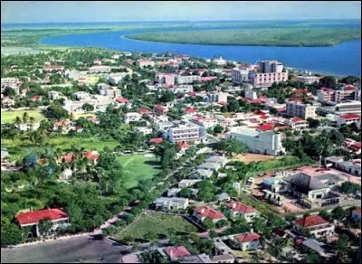 Cette ville portuaire du Mozambique, chef-lieu de la province de Zambézie, c'est :
