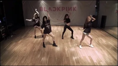 Qui passe sous les jambes des autres membres dans la danse BOOMBAYAH ?