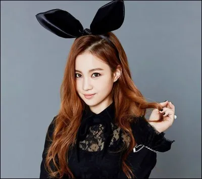 Qui a collaboré avec la chanteuse Lee Hi pour la chanson "Spécial" ?