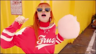 Vers la fin de la chanson "As if it's your last", les BLACKPINK forment le mot LOVE avec leurs doigts. 
Quelle lettre représente Lisa ?