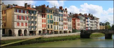 Quelles sont les sous-préfectures des Pyrénées-Atlantiques ?