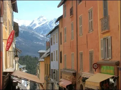 Quelle est la sous-préfecture des Hautes-Alpes ?