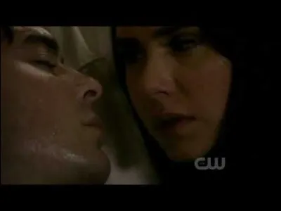 Que se passe-t-il entre Elena et Damon, lorsque ce dernier a été mordu par un loup-garou ?