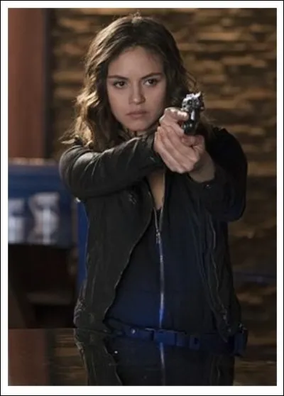 Comment s'appelle la chasseuse de vampires qui donne sa dernière vie pour sauver Bonnie ?