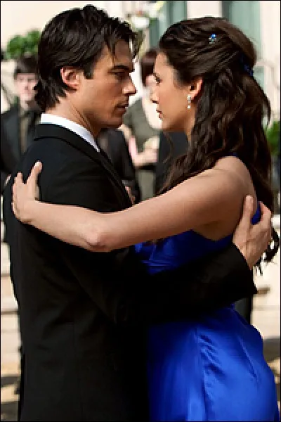 Dans la saison 1, Damon et Elena partagent une très belle danse mais lors de quel événement ?