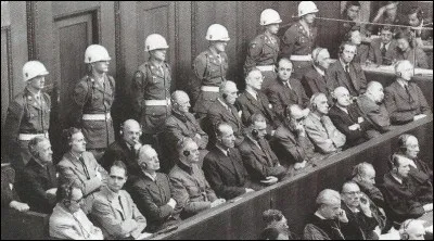 Avec les huit organisations, combien de membres du parti nazi furent inculpés devant le tribunal de Nuremberg ?