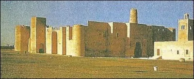 Au Maghreb, comment nomme-ton un couvent fortifié ?