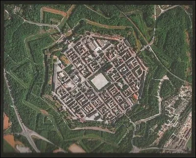 Quelle est cette ville d'Alsace, fortifiée par Vauban ?
