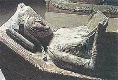 Dans quelle abbaye peut-on voir le gisant d'Aliénor d'Aquitaine ?