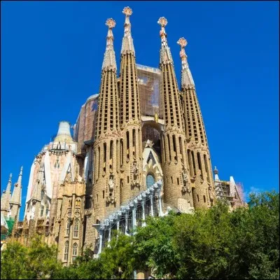 Juin 1926 : De quelle ville espagnole Antoni Gaudí était-il une des grandes figures ?