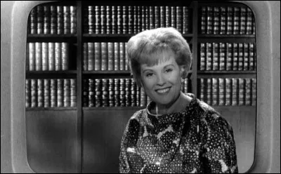 Née en 1923 et décédée en 1998, elle était la présentatrice, très populaire, de la télévision publique - RTF puis ORTF - dès 1949 et jusqu'en 1975.