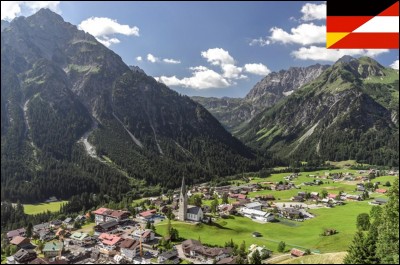Allons en Autriche, plus précisément à Kleinwalsertal. C'est une région autrichienne qui se situe dans les Alpes et c'est une vallée.
Si vous vous y rendez en voiture, quelle est la particularité de cette vallée ?