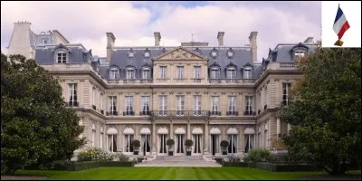 Faisons un peu de géographie politique !
Prenons l'exemple de l'ambassade des Etats-Unis (photo) qui se situe près de la place de la Concorde à Paris.
A quel pays appartient le territoire de cette ambassade ?