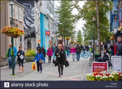 Pour quelle raison la rue Laugavegur de Reykjavík est-elle connue ?