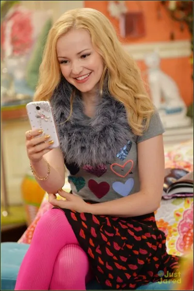 Dans la série « Liv et Maddie », Maddie est la fille en haut sur l'image :
