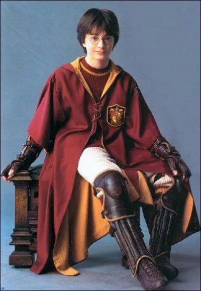 Dans ''Harry Potter 2'' (le livre), combien de fois Argus Rusard fait-il astiquer la coupe de quidditch à Ron ?