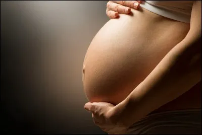 Que contient la poche des eaux chez la femme enceinte ?