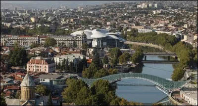 Cette ville du Caucase, capitale de la Géorgie, c'est :