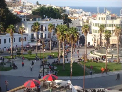 Cette ville du nord du Maroc, port sur le détroit de Gibraltar, c'est :