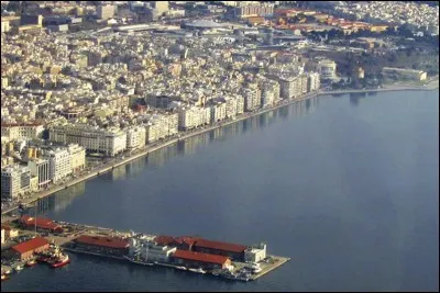 Cette ville grecque, second centre du pays, métropole de la Grèce du nord, c'est :