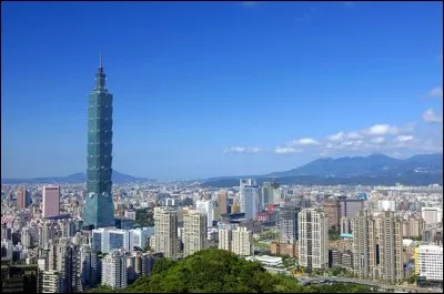 Cette ville d'Asie, capitale de Taïwan, à l'extrémité nord de l'île, c'est :