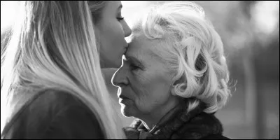 "Ciao bella / les autres on s'en fout / ciao bella / les autres c'est pas nous / ciao bella / tu manques à ma vie / ciao bella / jamais je n'oublie ta voix...". Quelle chanteuse dédie cette chanson à sa grand-mère ?