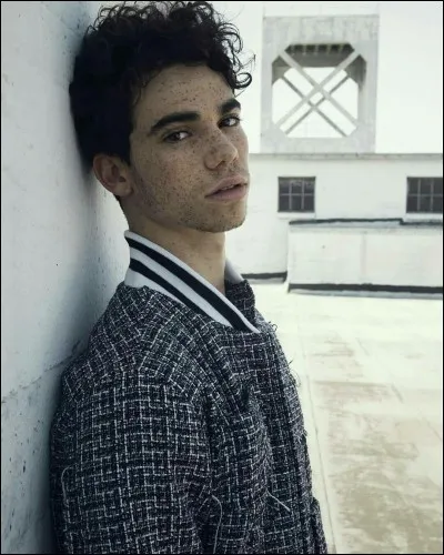 Qui joue Carlos d'Enfer dans ''Descendants : Génération méchants'' ?