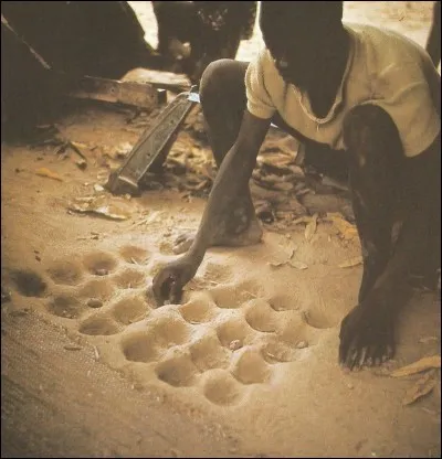 Quel est ce jeu dont l'élément est un tablier de cinq files de six trous creusés dans le sol ?