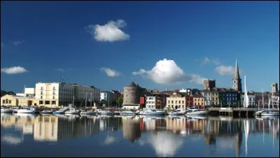 Cette ville irlandaise de 50 000 habitants, ville ancienne fondée par les Vikings et aujourd'hui port actif au sud est du pays, c'est :