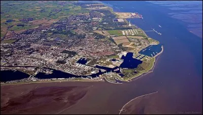 Cette ville portuaire allemande sur la mer du nord, créée à la fin du XIXe siècle, c'est :