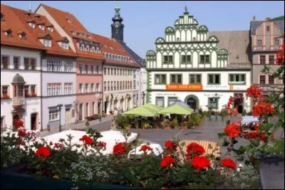 Cette ville allemande de Thuringe, aux nombreux monuments historiques, dans laquelle, en 1919, la constitution de la république a été adoptée par l'Assemblée nationale constituante allemande, c'est :