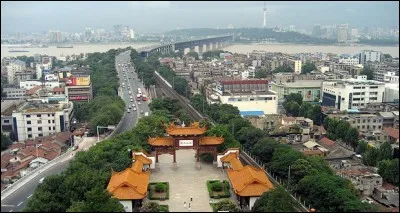 Cette grande ville chinoise de 10 millions d'habitants sur le Yangzi, deuxième plus grande ville de l'intérieur, après Chongqing, c'est :