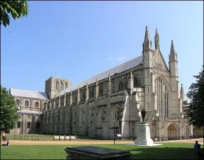 Cette vieille ville anglaise, dans le Hampshire, connue pour sa cathédrale et pour la Table ronde du roi Arthur, c'est :